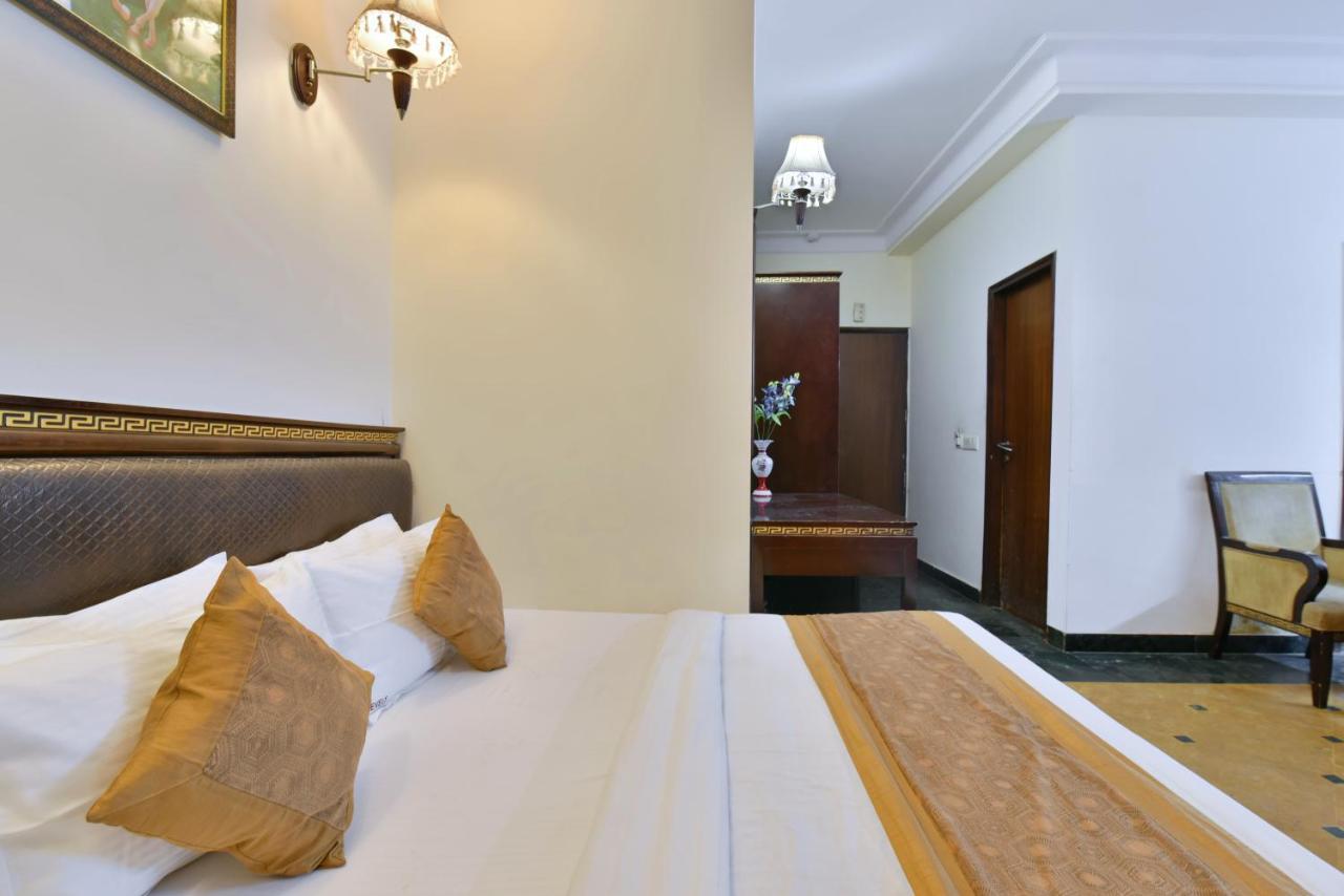 Hotel Revels By A1Rooms New Delhi Bagian luar foto